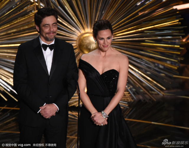 本尼西奥与詹妮弗-加纳登场介绍最佳影片提名