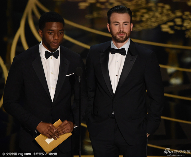 “美队”克里斯·埃文斯帅气登台颁奖