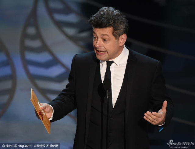 安迪-瑟金斯登台讲话