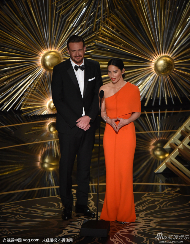 奥利维亚-穆恩登台颁奖