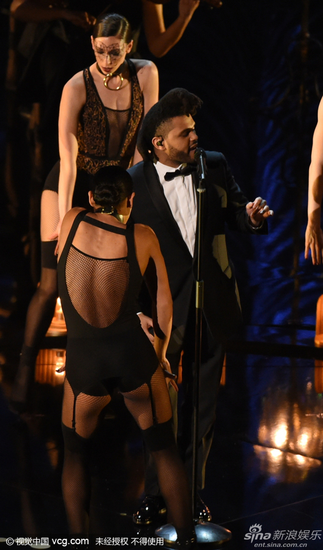 “盆栽哥”The Weeknd登台献唱 