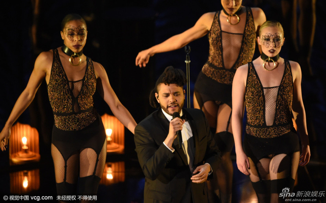 “盆栽哥”The Weeknd登台献唱 