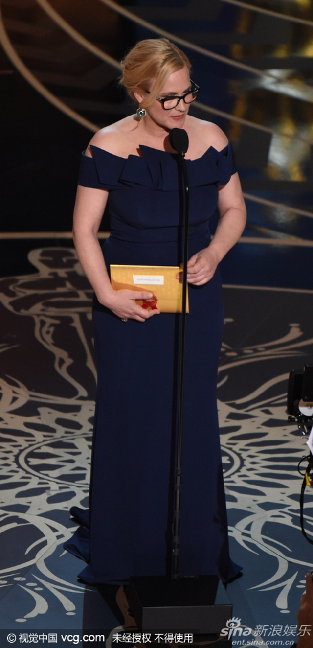 帕特里夏-阿奎特登台颁发最佳男配角奖 