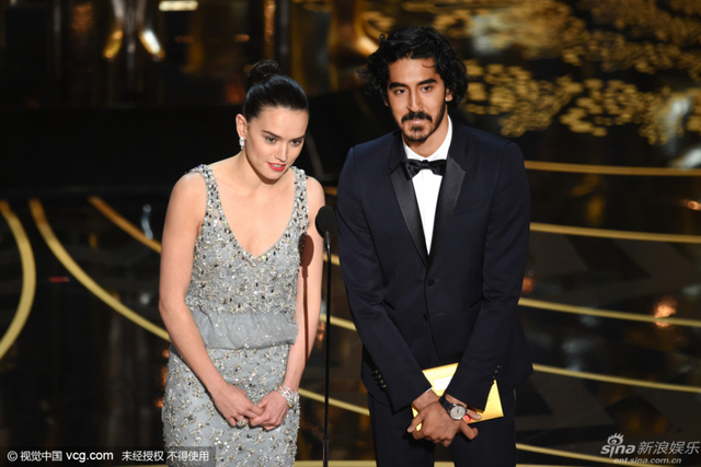 黛西-雷德利与戴夫-帕特尔颁奖