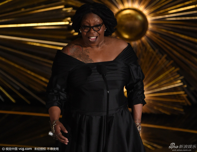 乌比-戈德堡介绍奥斯卡终身成就奖三位获奖者