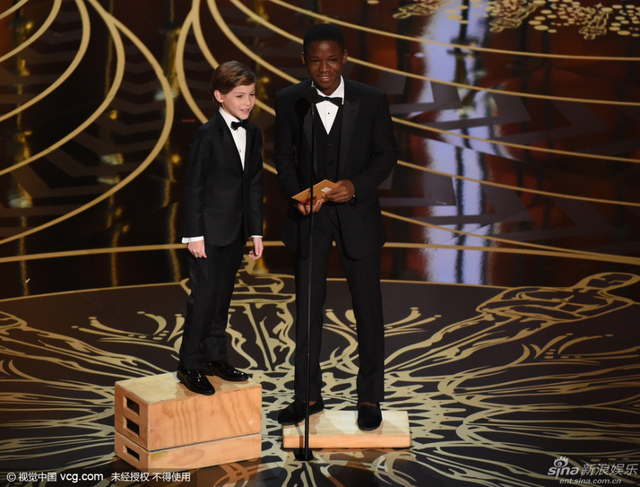 《房间》小男孩雅各布踩箱子登台颁奖