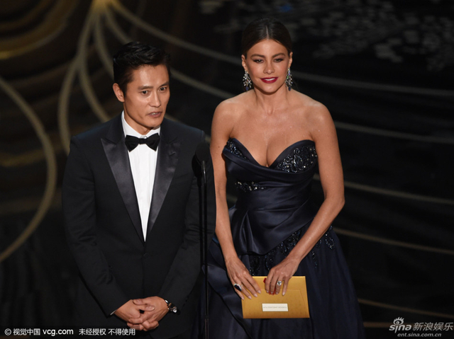 李秉宪与索菲亚-维加拉上台颁发最佳外语片