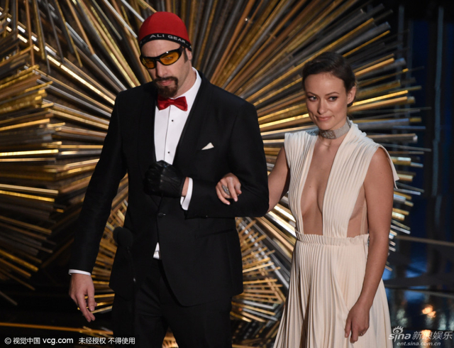 奥利维亚-维尔德与萨莎-拜伦-科恩携手颁奖