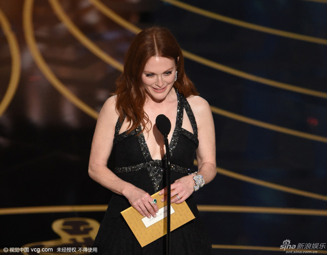 朱丽安-摩尔颁发影帝大奖
