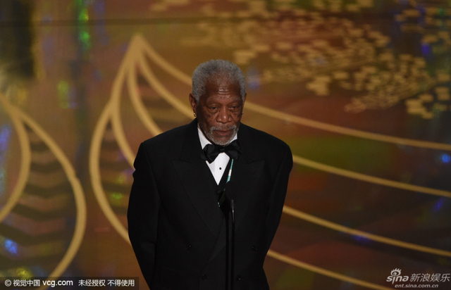 老戏骨摩根-弗里曼登台颁发最佳影片奖