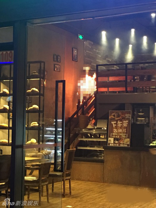 网曝唐安琪烧伤现场图