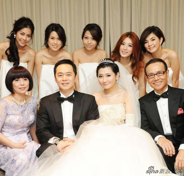 Selina结婚现场 一家人合影