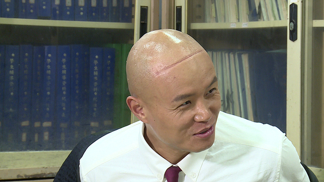 乐嘉脱掉头套