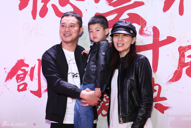 沙溢、胡可携儿子出席