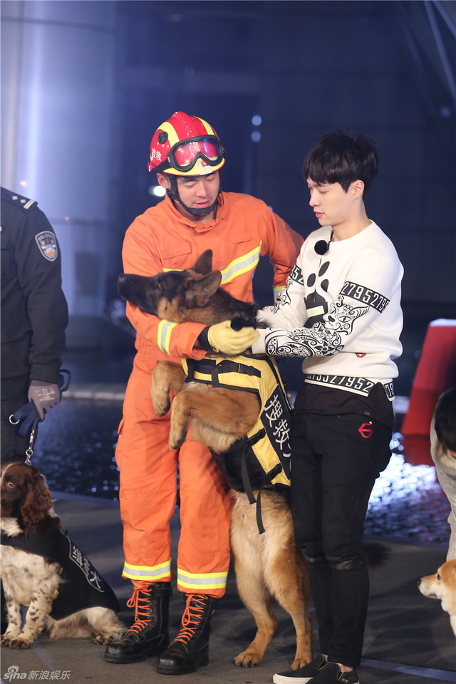 张艺兴与搜救犬主人