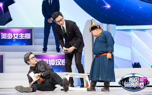 薛之谦摔跤