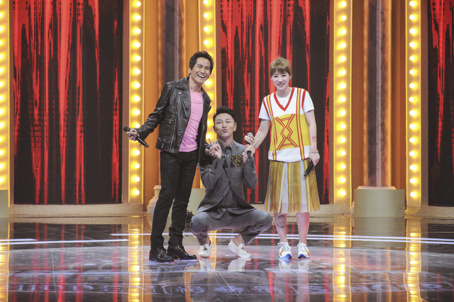 陈欢扮演孩子上演一家三口