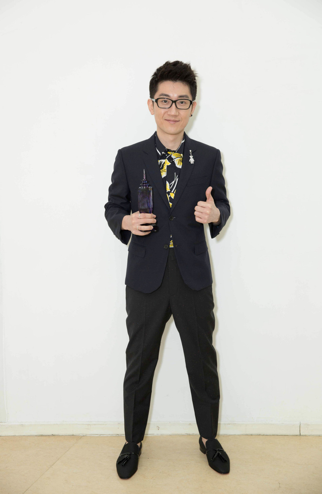 金志文手拿奖杯