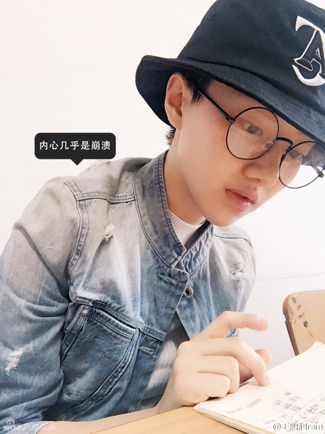 王鹤润戴着眼镜