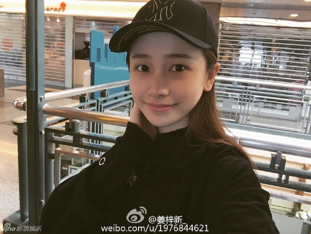 姜梓新笑容甜美