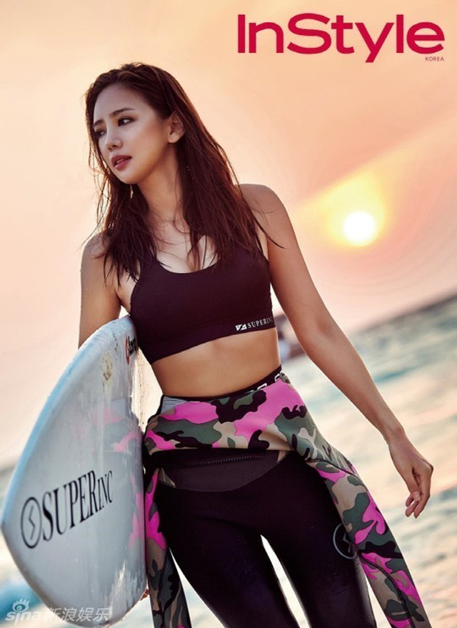 韩星李泰林穿泳装卧海滩