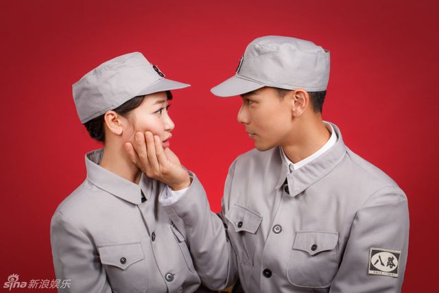 陈紫函戴向宇搞怪结婚照甜蜜恩爱