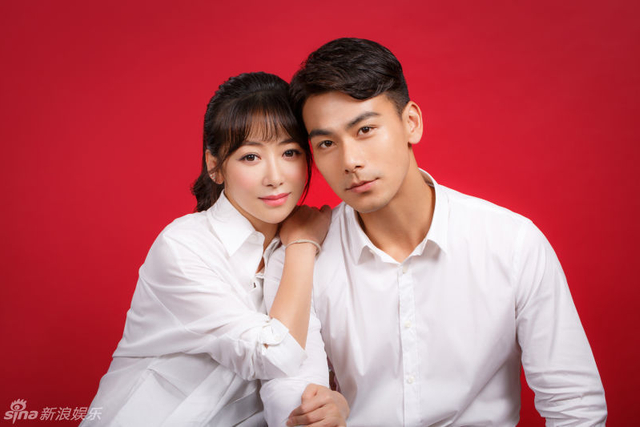 陈紫函戴向宇搞怪结婚照甜蜜恩爱