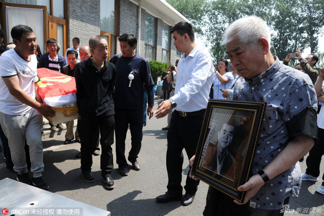 歌唱家郭颂追悼会举行 郁钧剑等到场送别