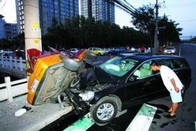 周杰撞车现场