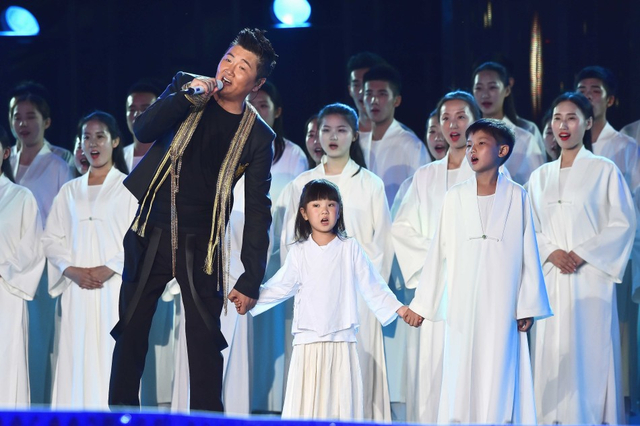 孙楠与儿女献唱《我的祖国》