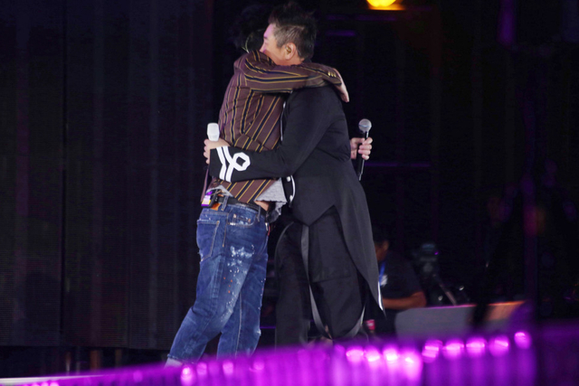 孙楠与许志安拥抱