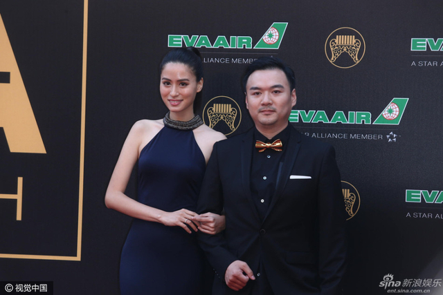 黄荻钧高开衩露长腿 性感礼服秀美背翘臀