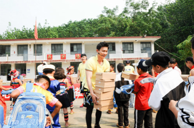 李晨云南做公益