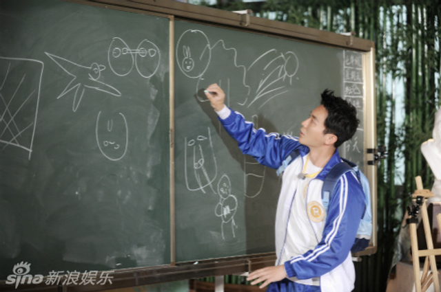 认真画画的李晨