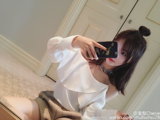 5         新浪娱乐讯 王思聪网红女友@雪梨cherie 在微博晒出一组