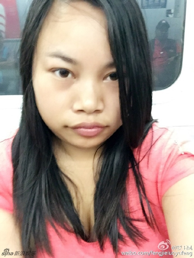 新浪娱乐讯 7月12日,凤姐罗玉凤在微博晒出几张自拍图,她身穿粉色上衣