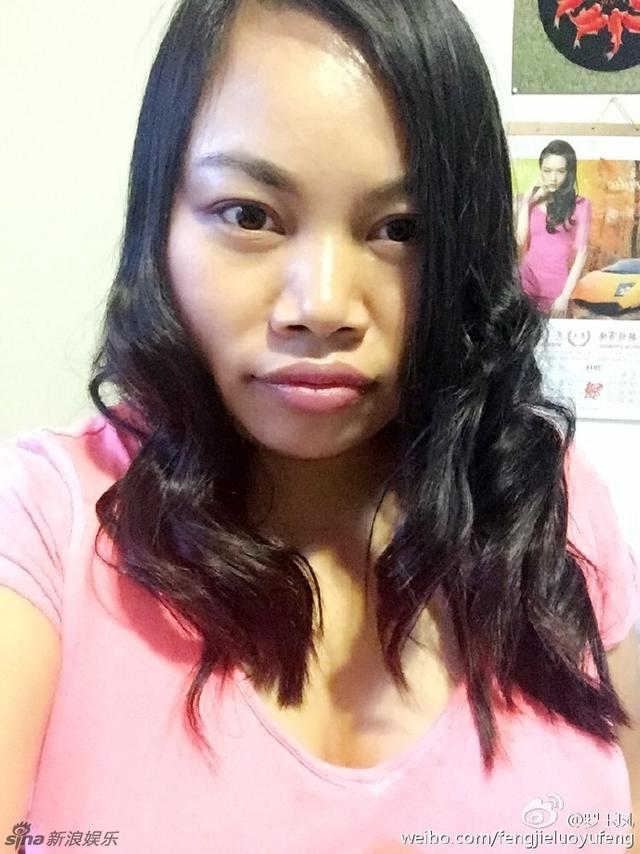 新浪娱乐讯 7月12日,凤姐罗玉凤在微博晒出几张自拍图,她身穿粉色上衣