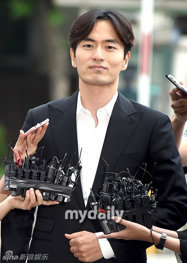 李阵郁涉性侵案赴警署