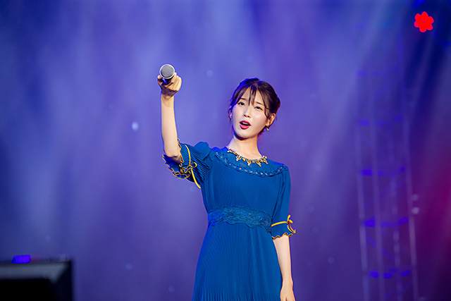 与歌迷频繁互动