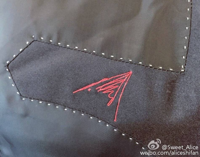 有霍建华签名的礼服一角