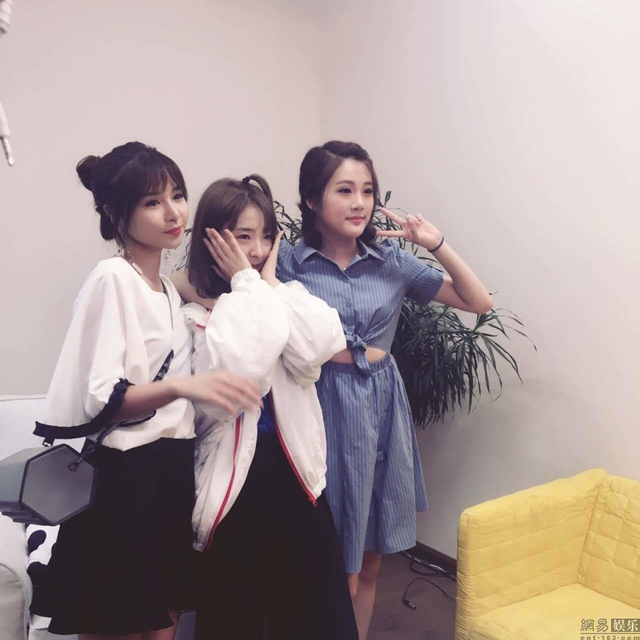 6/9 新浪娱乐讯 20日看片会,甜心主播元气满满亮相,直播中相爱相杀,还