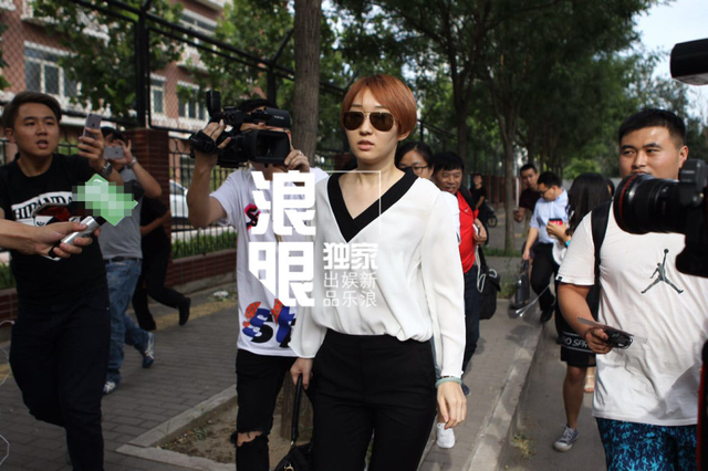 杨慧现身离婚案庭审现场