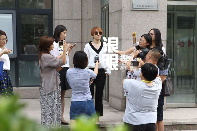 杨慧现身离婚案庭审现场