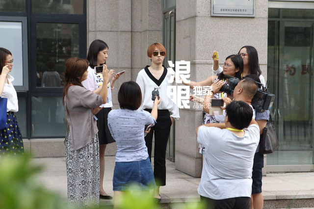 杨慧现身离婚案庭审现场