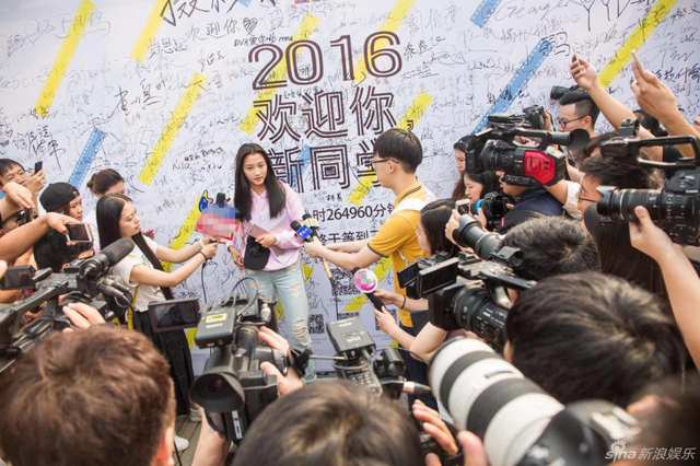 新生报到关晓彤现身 面庞清秀羞涩躲镜头