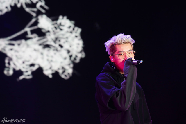吴亦凡表演