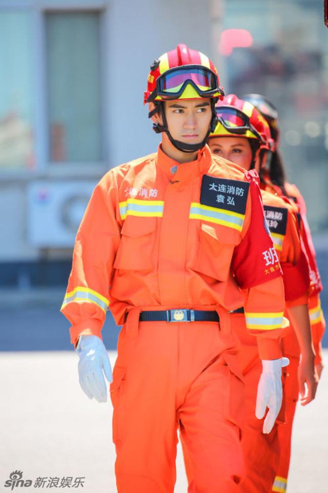 《我們》袁弘消防制服冷峻帥氣