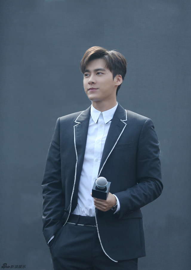 广告 精度知天下,新闻更悦己 新浪娱乐讯 今日,李易峰身穿一袭裁剪