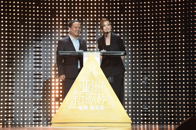 一下科技CEO韩坤和知名歌手蔡淳佳（右）