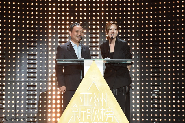 一下科技CEO韩坤（左）任嘉宾